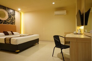 Premium bedding, in-room safe, desk, soundproofing - Hotel GRAND ROSELA Yogyakarta (Yogyakarta)