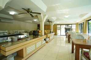Phục vụ bữa sáng, bữa trưa và bữa tối