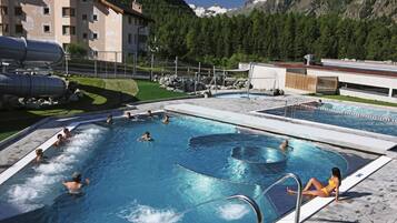 Una piscina techada, una piscina al aire libre