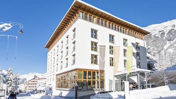 Vista frontal de la propiedad