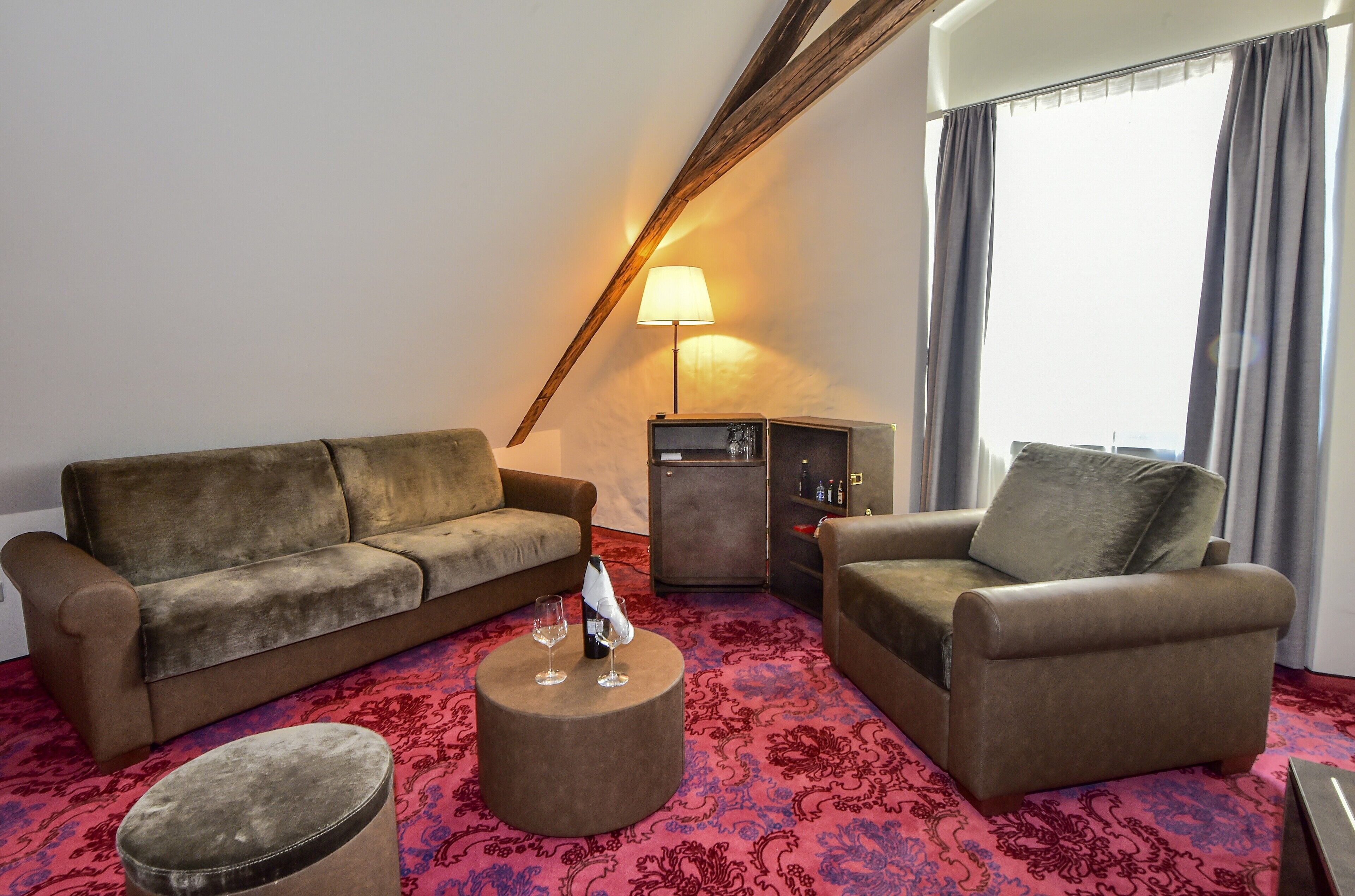 double room | 1 bedroom, minibar, in-room safe, desk