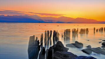 Un lago sereno con formaciones rocosas al atardecer.