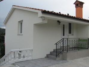 Standard Apartment, 1 Bedroom, Balcony, Bay View | Desk, free WiFi, bed sheets - Soncne Terase (Piran)