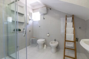 Deluxe Double or Twin Room | Bathroom | Shower, free toiletries, hair dryer, bidet - B&B White House (Peschici)
