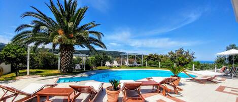 Piscine extérieure (ouverte en saison), piscine sur le toit