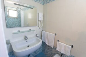 Dobbelt- eller tomannsrom | Bad | Dusj, toalettartikler (inkludert), hårføner og bidé