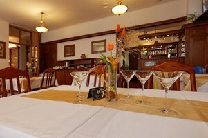 Lunch and dinner served