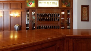 Un mostrador de recepción de madera con un cartel que dice 'Hotel Maria'.