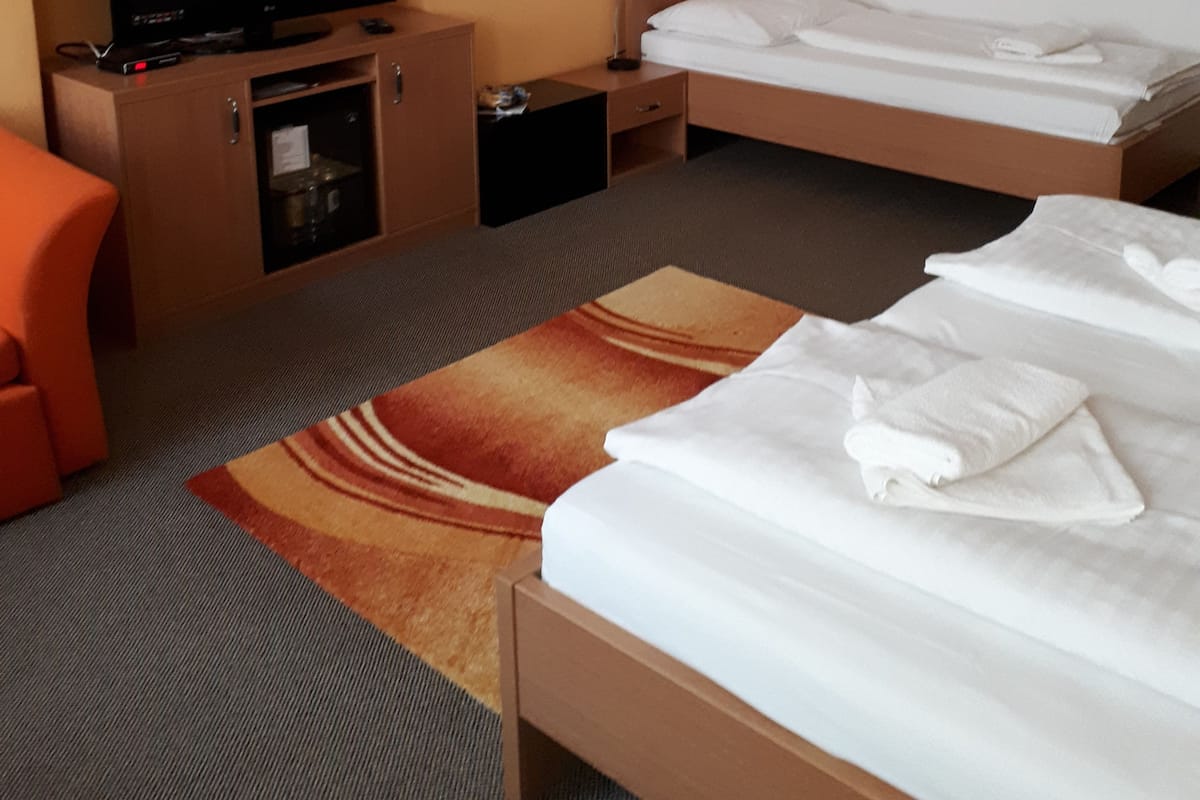 Family Üç Kişilik Oda, Özel Banyo | Masa, güneşlik/perde, portatif/ilave yatak, ücretsiz kablosuz İnternet