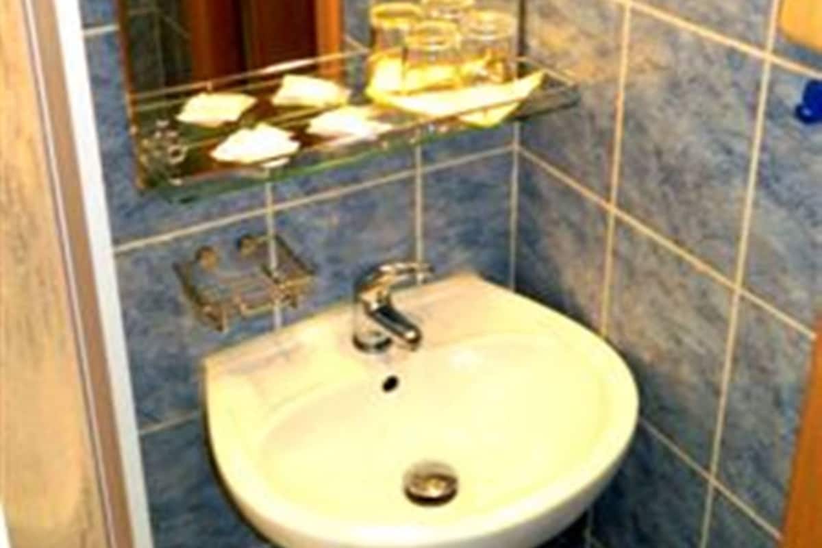 Family Üç Kişilik Oda, Özel Banyo | Banyo lavabosu