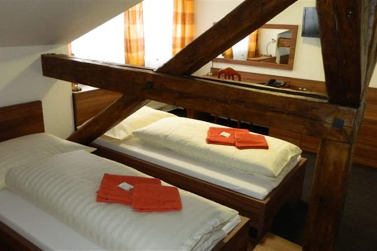 Tek Büyük veya İki Ayrı Yataklı Oda, Özel Banyo (Attic) | Masa, güneşlik/perde, portatif/ilave yatak, ücretsiz kablosuz İnternet