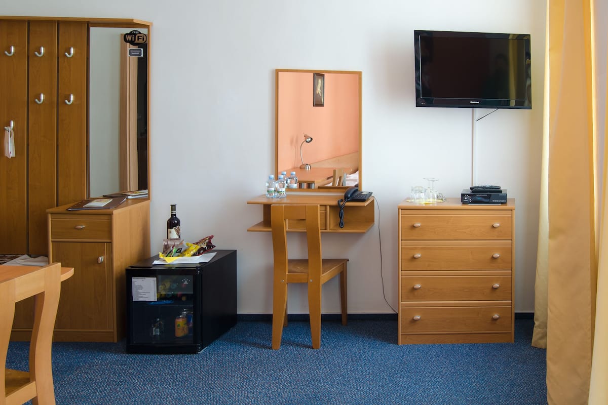 Standard Tek Büyük veya İki Ayrı Yataklı Oda, Özel Banyo | Masa, güneşlik/perde, portatif/ilave yatak, ücretsiz kablosuz İnternet