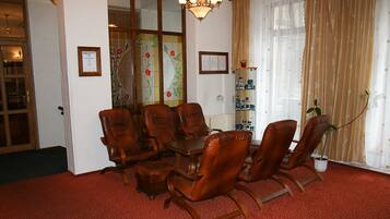 Coin salon dans le hall