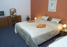 Escritorio, cortinas blackout y camas plegables/adicionales