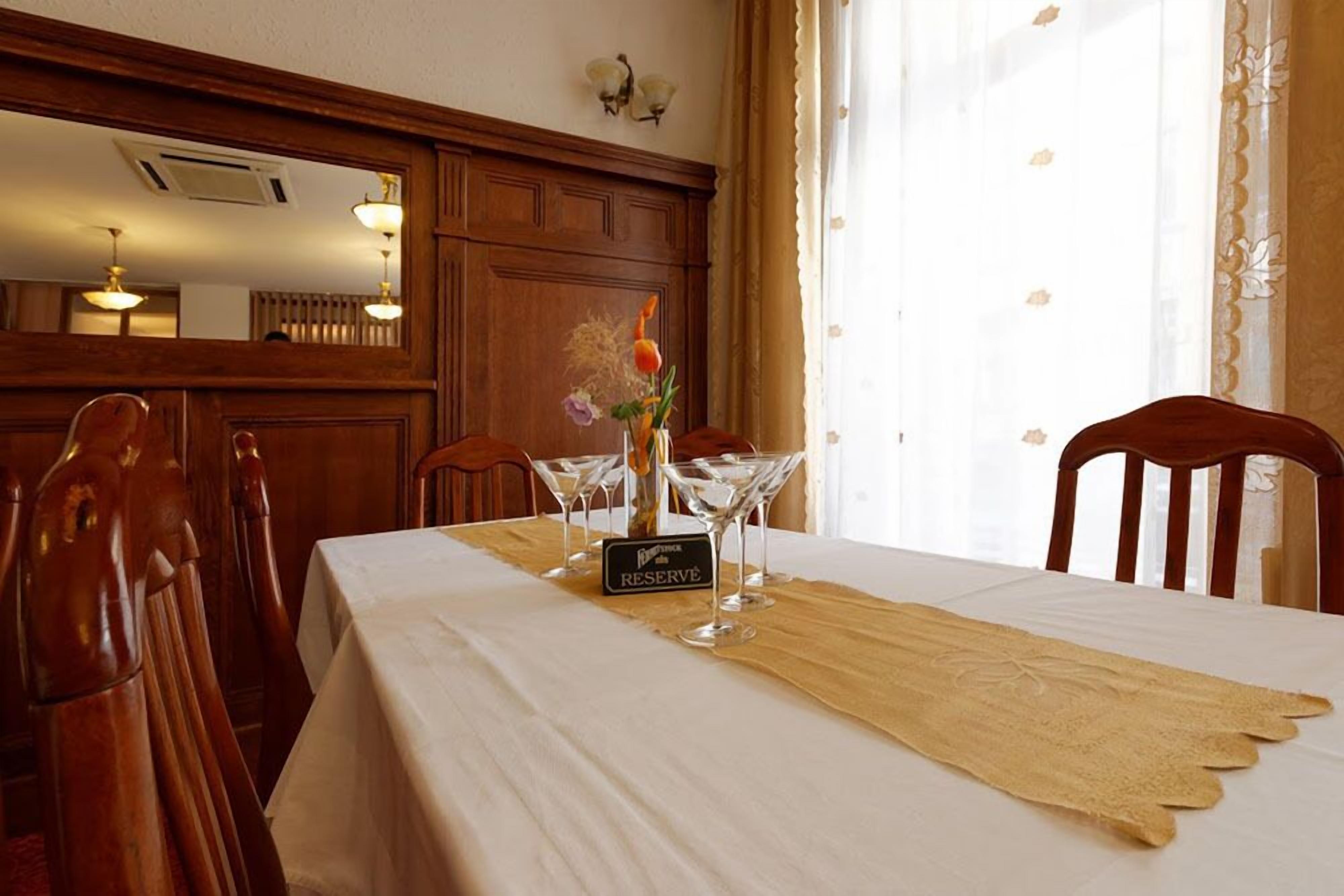 lunch and dinner served