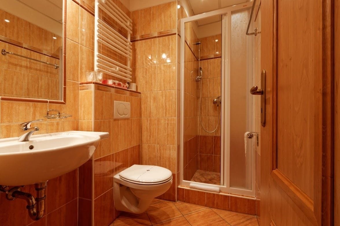 standard double or twin room, private bathroom | bathroom | free toiletries, hair dryer, towels