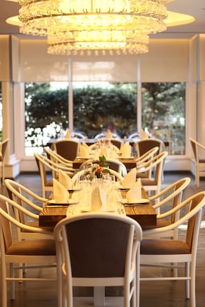 Couples’ dining