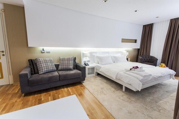 1 bedroom, premium bedding, minibar, in-room safe