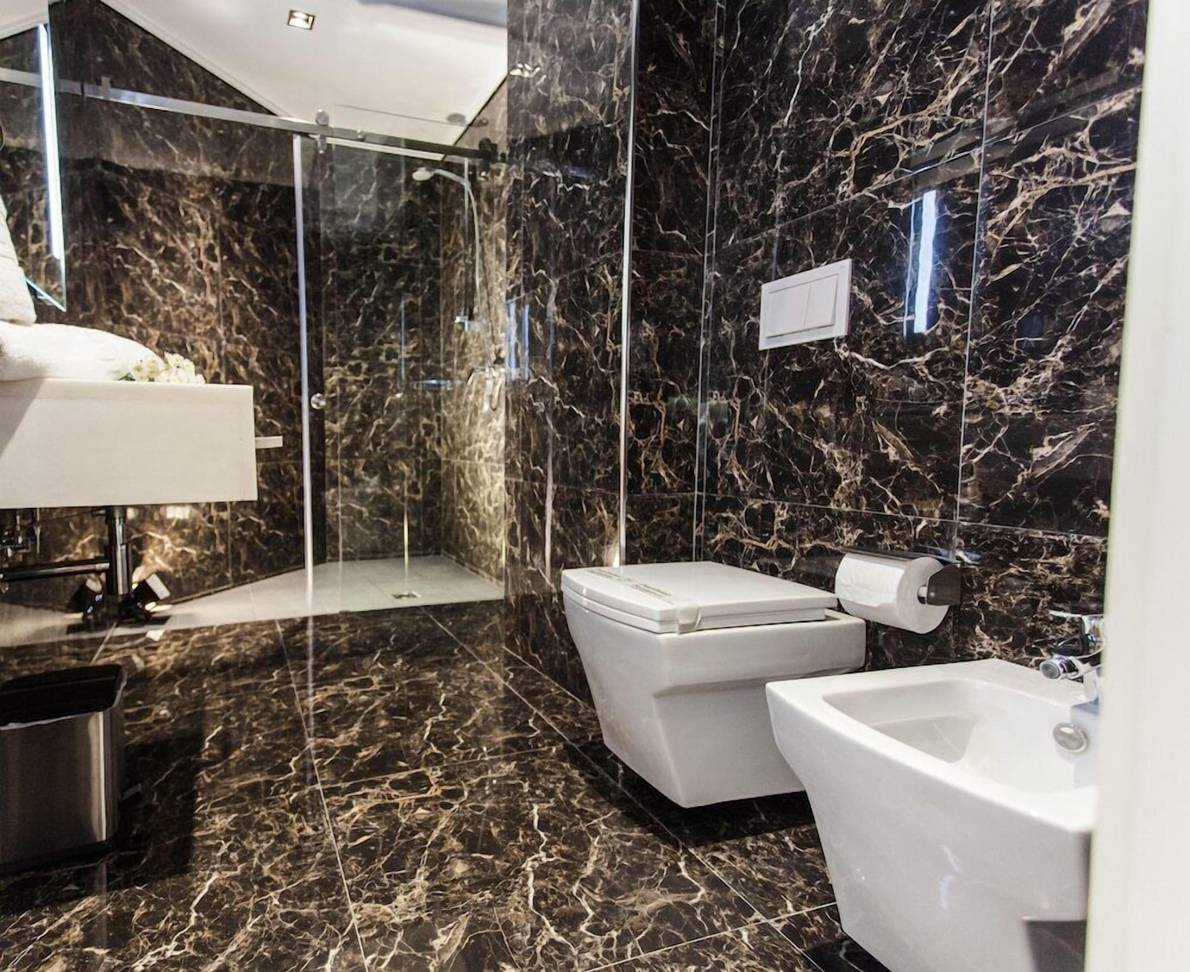 Dusche, kostenlose Toilettenartikel, Haartrockner, Handtücher