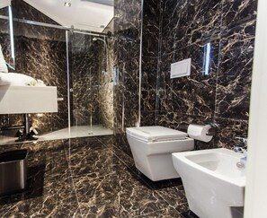 Shower, free toiletries, hair dryer, towels - Prestige Hotel Tirana (Tirana)