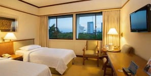 In-room safe, desk, soundproofing, iron/ironing board - Elmi Hotel Surabaya (Gresik)