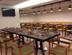 Breakfast area - Elmi Hotel Surabaya (Gresik)