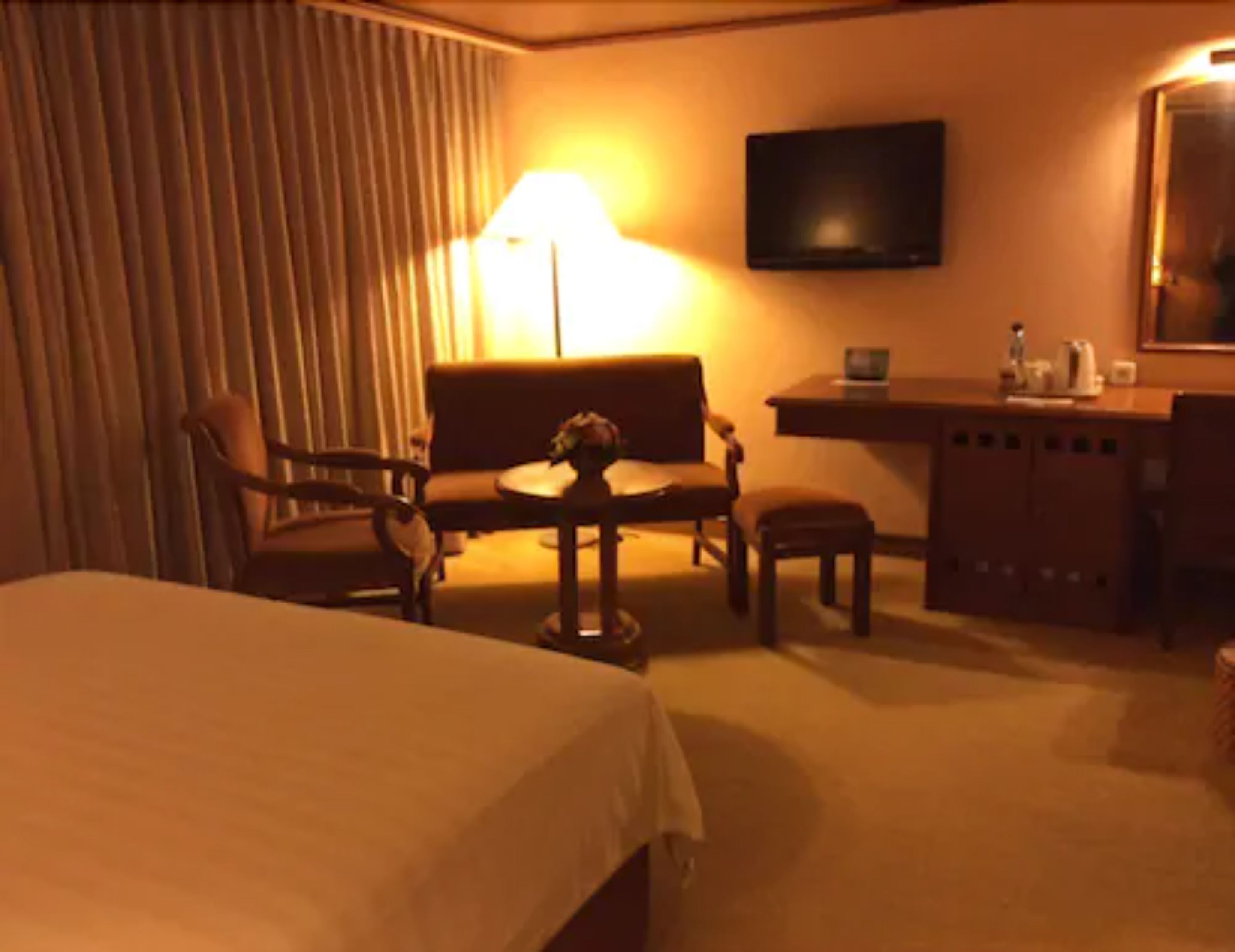 deluxe room, 1 bedroom | in-room safe, desk, soundproofing, iron/ironing board