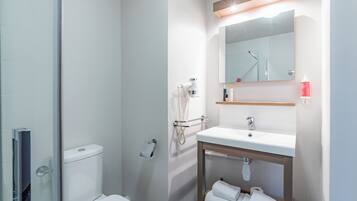 Ein modernes Badezimmer mit Toilette, Dusche und Waschbecken.