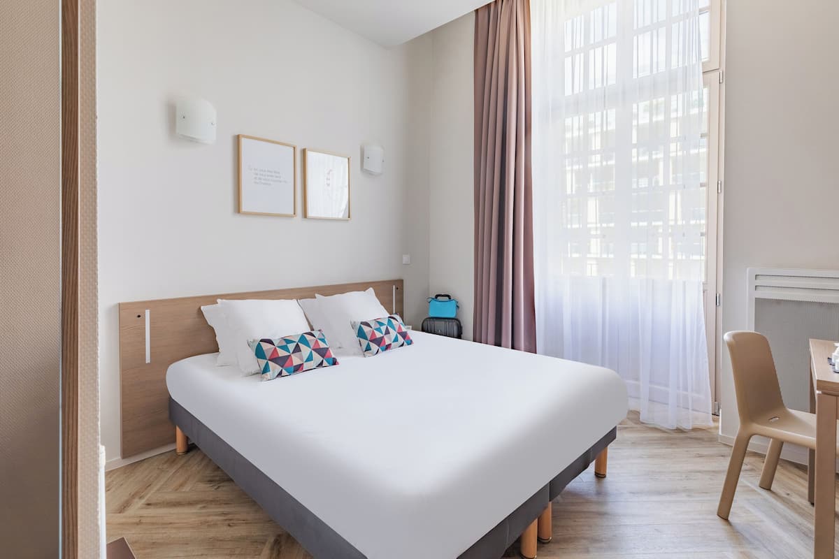Escritorio, tabla de planchar con plancha, wifi gratis y ropa de cama