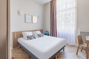 Estudio, 1 cama doble | Escritorio, tabla de planchar con plancha, wifi gratis y ropa de cama