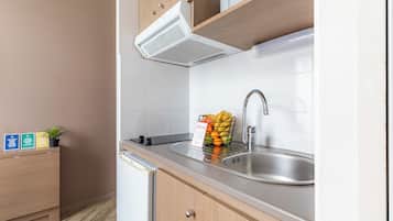 Frigorífico, microondas, placa de cocina y cafetera o tetera