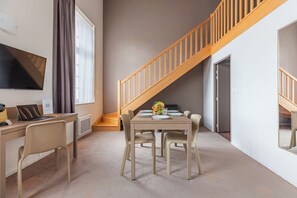 Superior-Apartment, 1 Schlafzimmer | Wohnbereich | Flachbildfernseher