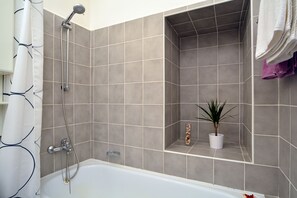 Bañera con ducha, artículos de tocador gratuitos, secador de pelo