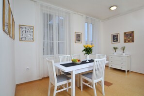 Suíte superior, 2 quartos, cozinha | Opções para refeição no quarto