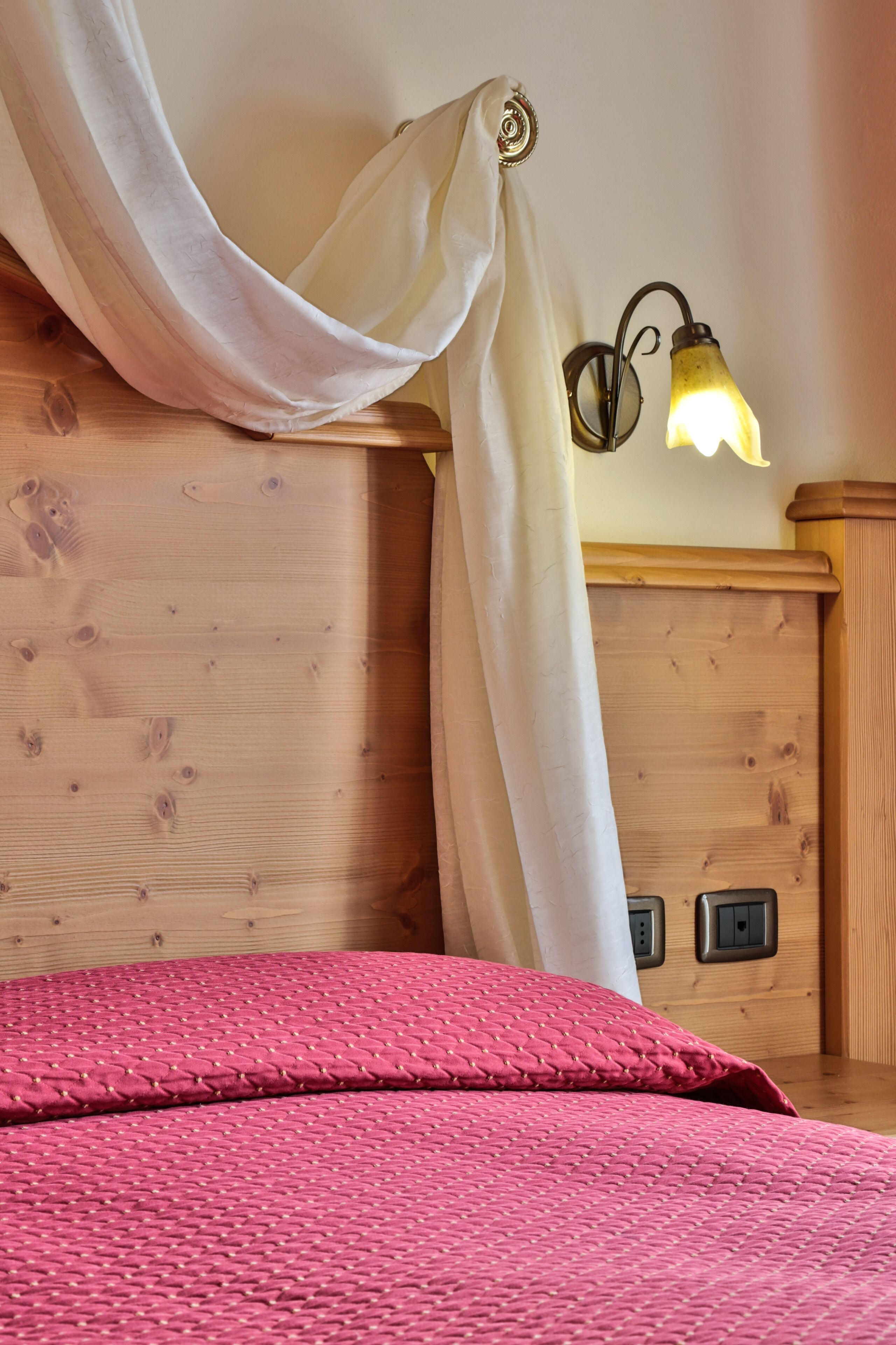 superior room | in-room safe, desk, soundproofing, bed sheets