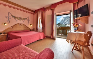 In-room safe, desk, soundproofing, bed sheets - Hotel Fai (Fai della Paganella)