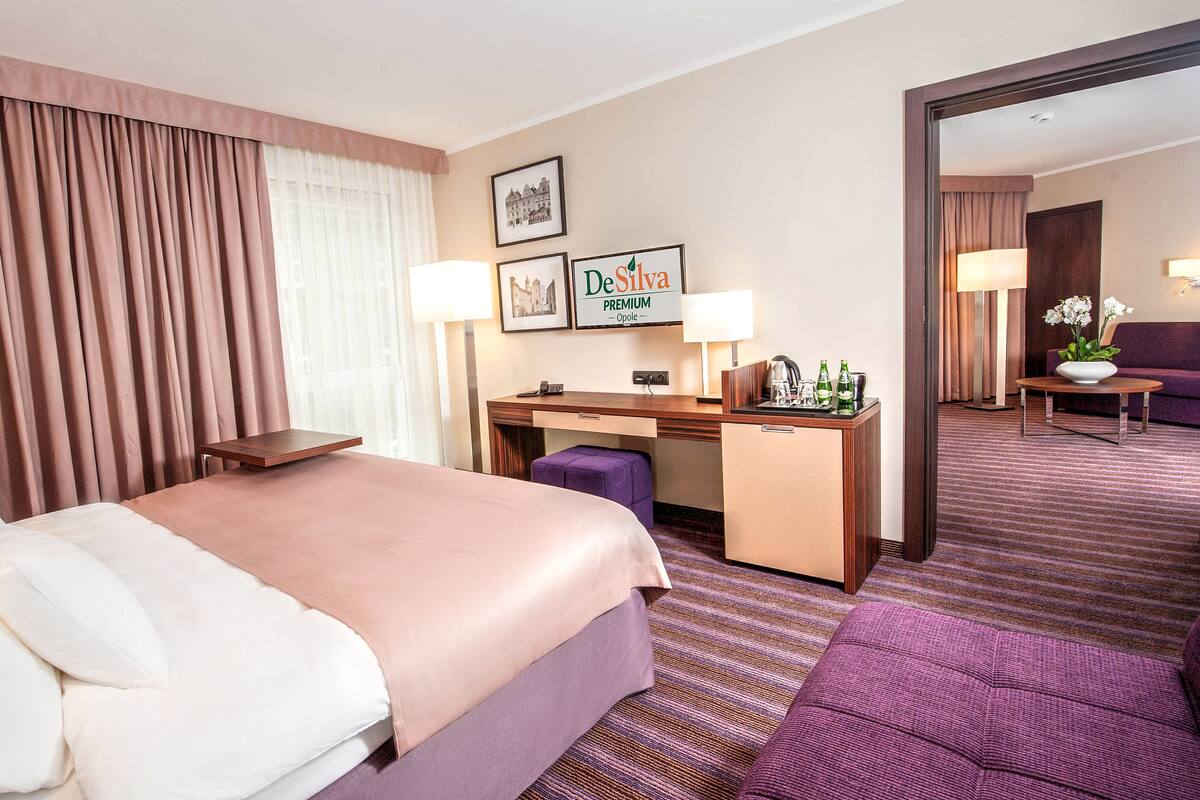 Ein Hotelzimmer mit Bett, Schreibtisch und Sitzecke.
