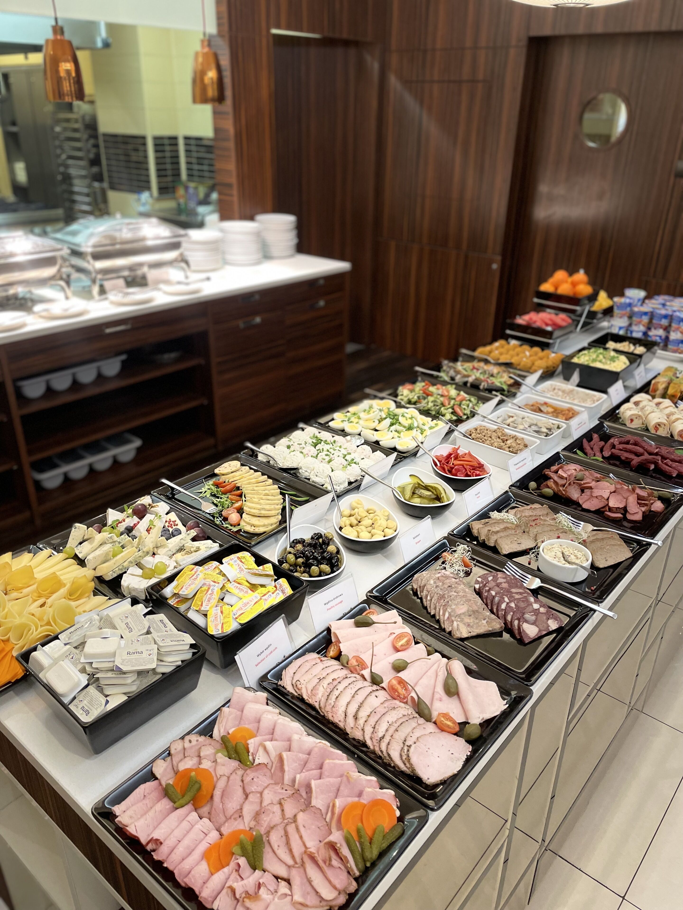 daily buffet breakfast (pln 70 per person)