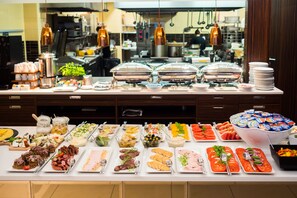 Desayuno buffet diario (PLN 70 por persona)