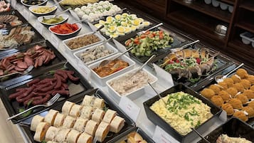 Desayuno buffet (PLN 70 por persona)