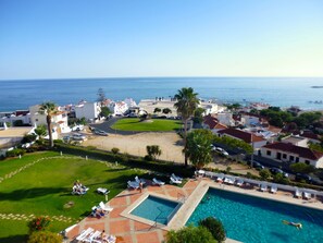 Outdoor pool, pool umbrellas, sun loungers - Almar Hotel Apartamento (Albufeira)