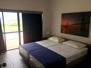 In-room safe, blackout drapes, iron/ironing board - Almar Hotel Apartamento (Albufeira)