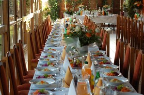 Breakfast, lunch, dinner served; Polish cuisine, al fresco dining - Hotel Bona (Kraków)