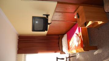 Single Room, Shared Bathroom | Free WiFi, bed sheets