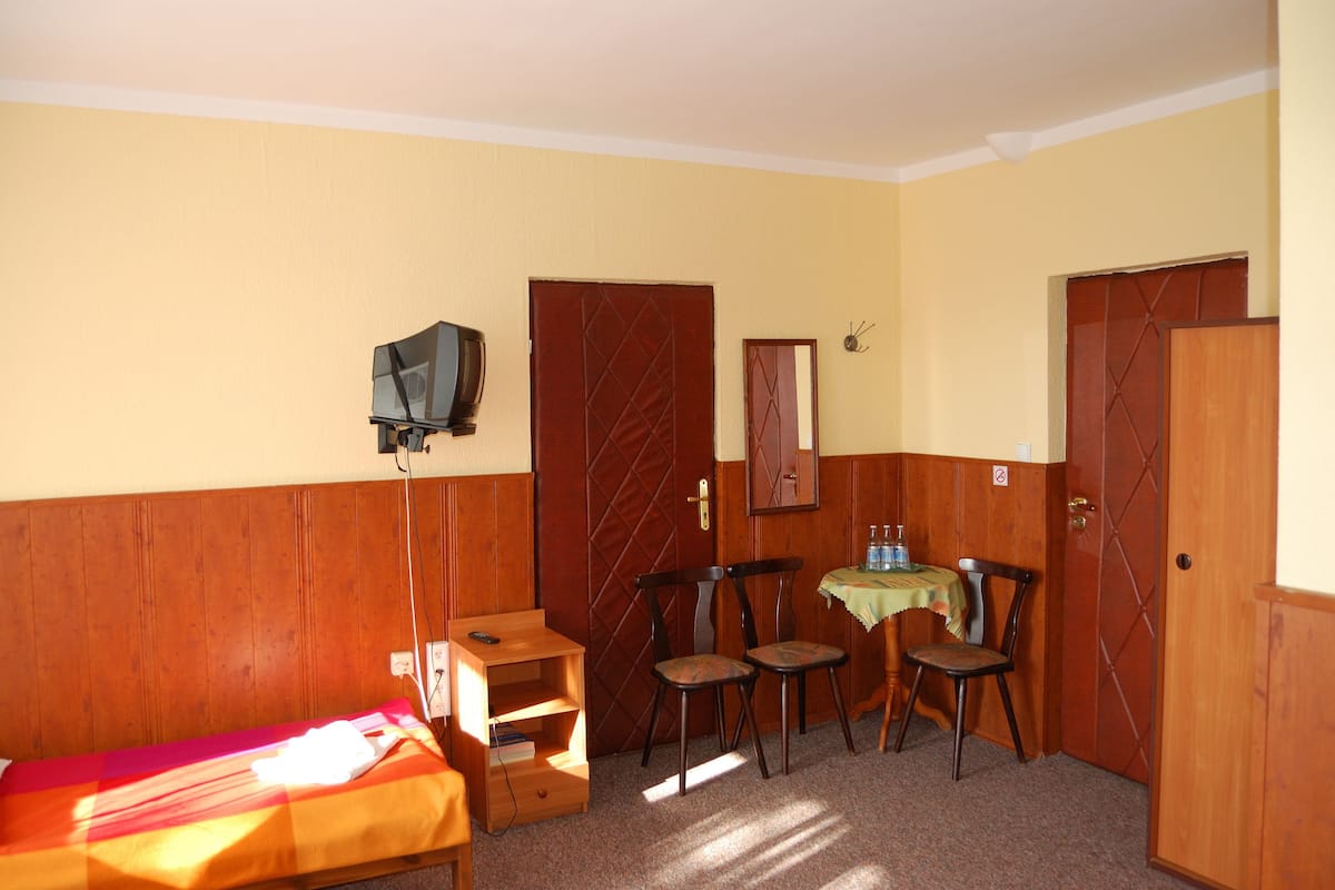 Habitación triple, baño privado | Wifi gratis y ropa de cama