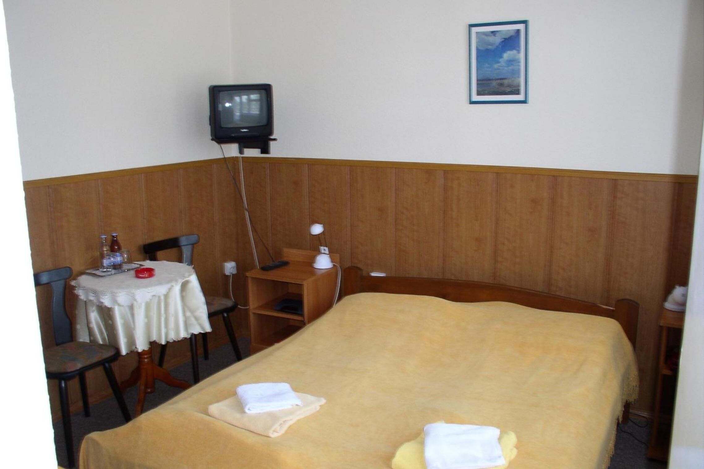 free wifi, bed sheets