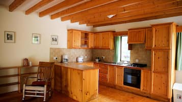 House, 2 Bedrooms, Garden View | Private kitchen