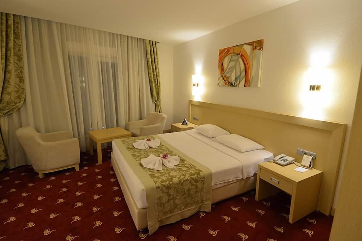 Standaard kamer, 1 twee- of 2 eenpersoonsbedden, 1 tweepersoonsbed, en-suite badkamer | Luxe beddengoed, een minibar, een kluis op de kamer