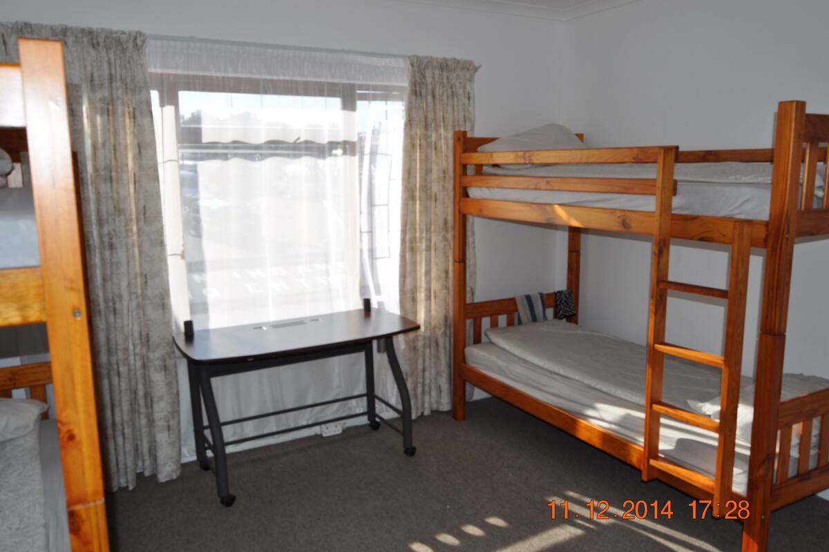 Een bureau, gratis extra bedden, gratis wifi