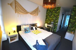 Minibar, tabla de planchar con plancha, wifi gratis y ropa de cama 